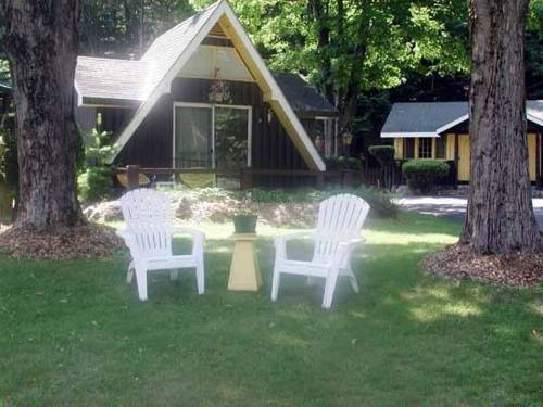 Amber Lantern Two-Bedroom Cottage, Lake George