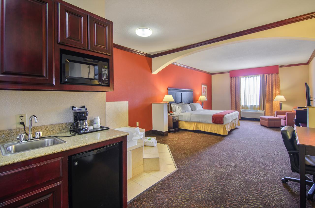 Holiday Inn Express Hotel & Suites Terrell, Terrell