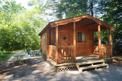 Lake George Escape One-Bedroom Rustic Cabin 61, Warrensburg