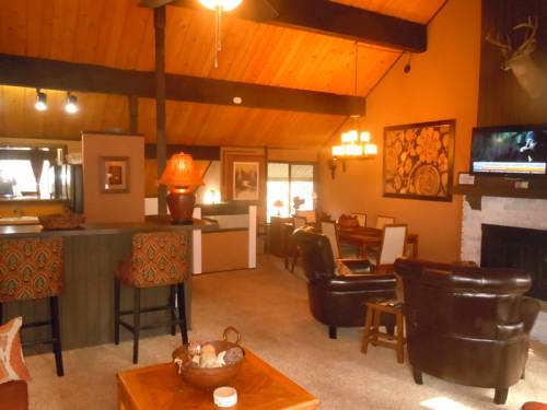 Two-Bedroom plus Den Deluxe Unit #124 by Escape For All Seasons, Big Bear Lake