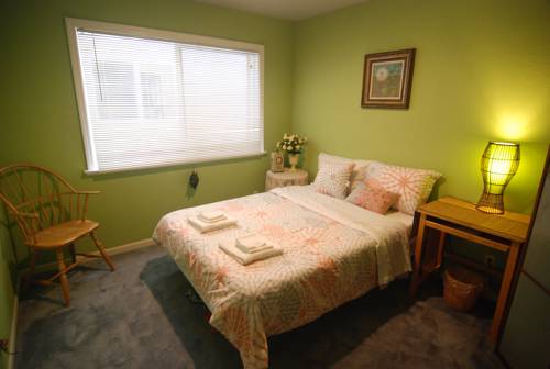 (2A) Cozy Private Bedroom near Daly City BART Subway Station, Daly City