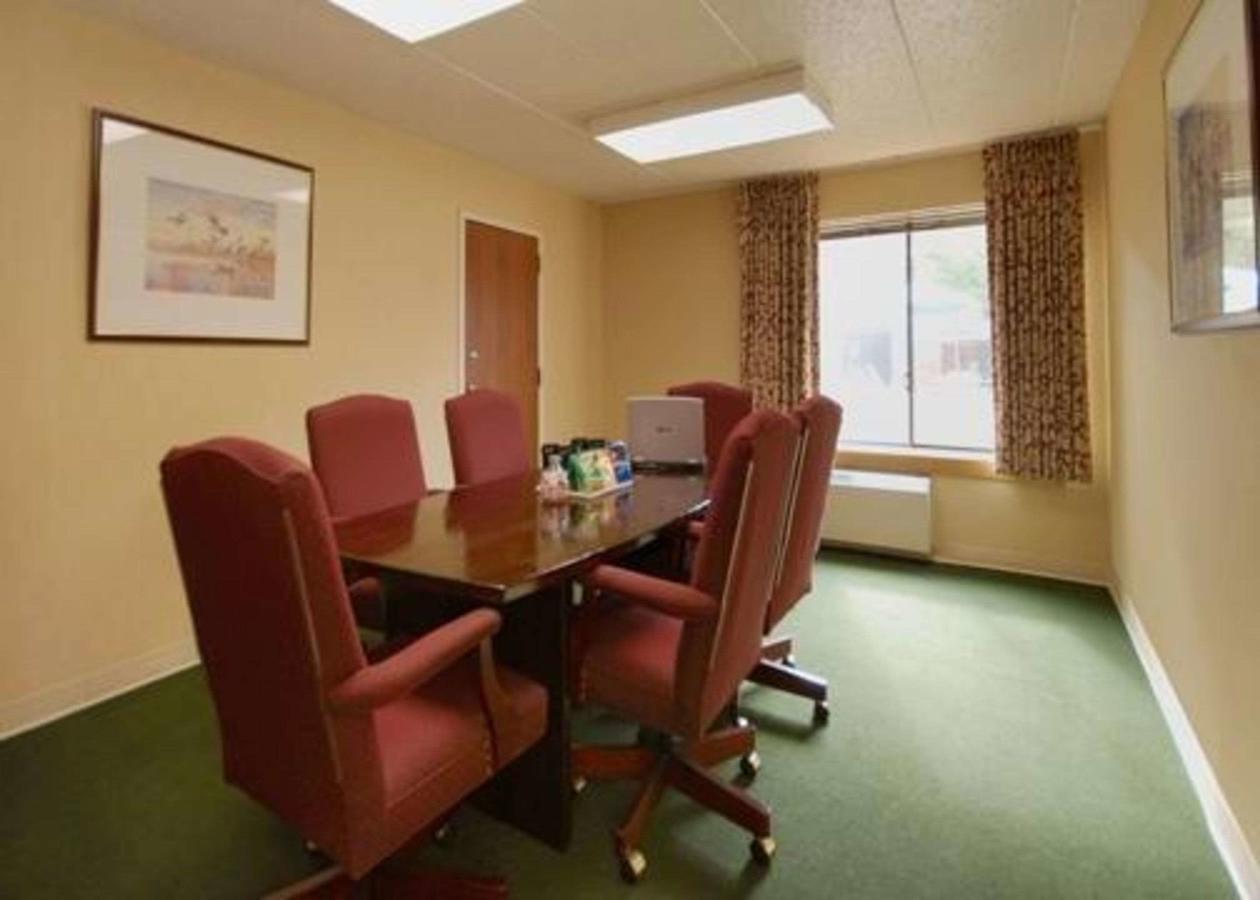 Comfort Inn & Suites North at the Pyramids, Indianapolis