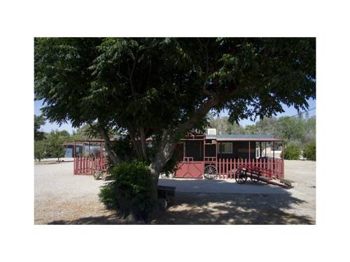 Cozy 2 BR on 4 acres with orchard, Rosamond