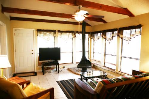 Creekside Country Cabin, Wimberley