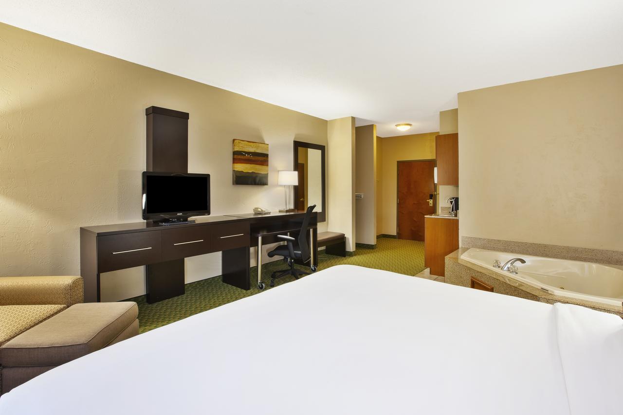 Holiday Inn Express Hotel & Suites Bryan-Montpelier, Holiday City