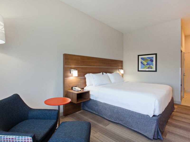 Holiday Inn Express Hotel & Suites Corona, Corona