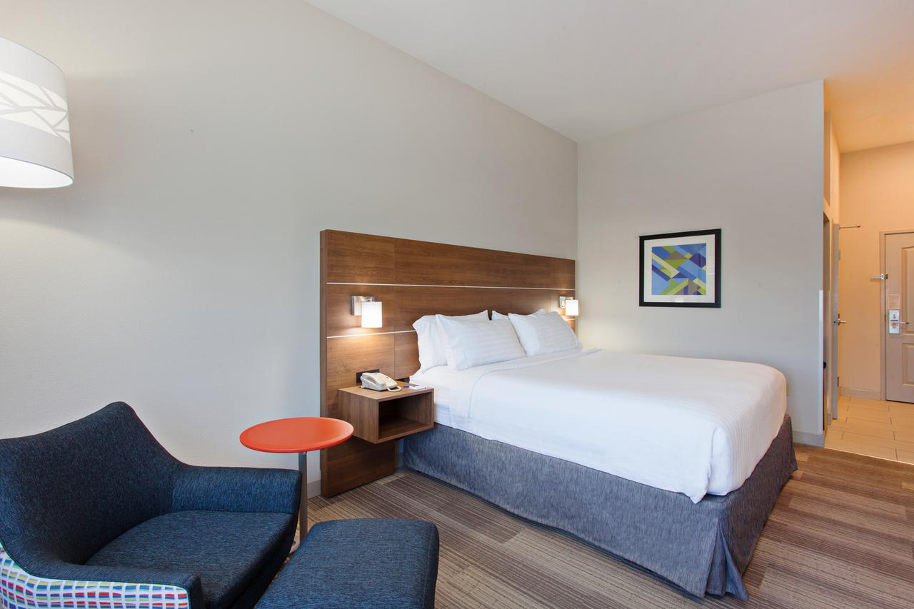Holiday Inn Express Hotel & Suites Corona, Corona