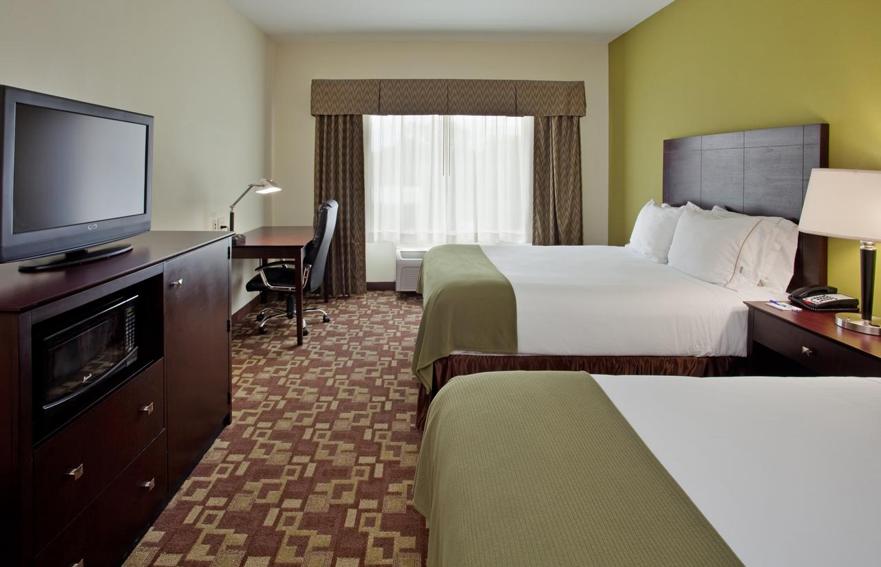 Holiday Inn Express Hotel & Suites Kansas City Sports Complex, Kansas City
