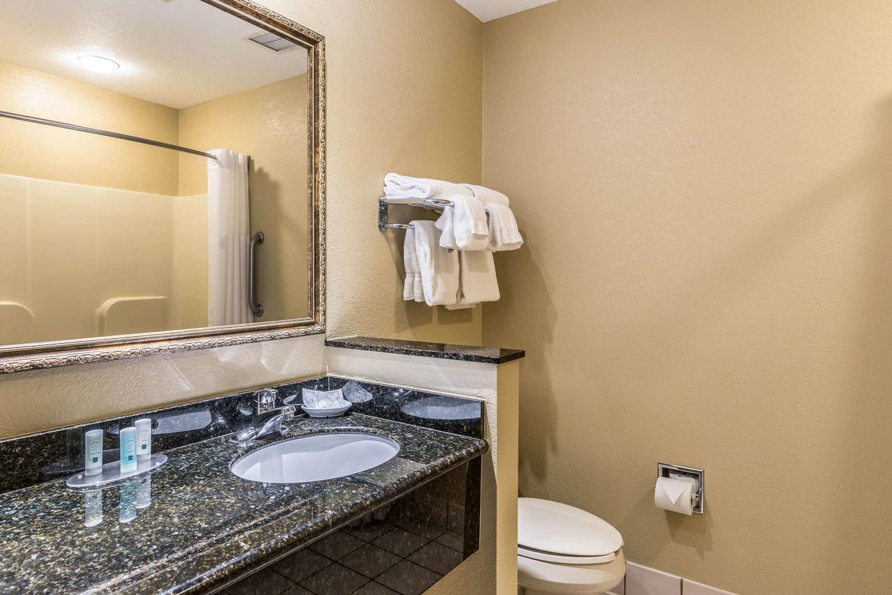 Quality Inn & Suites, Flat Rock