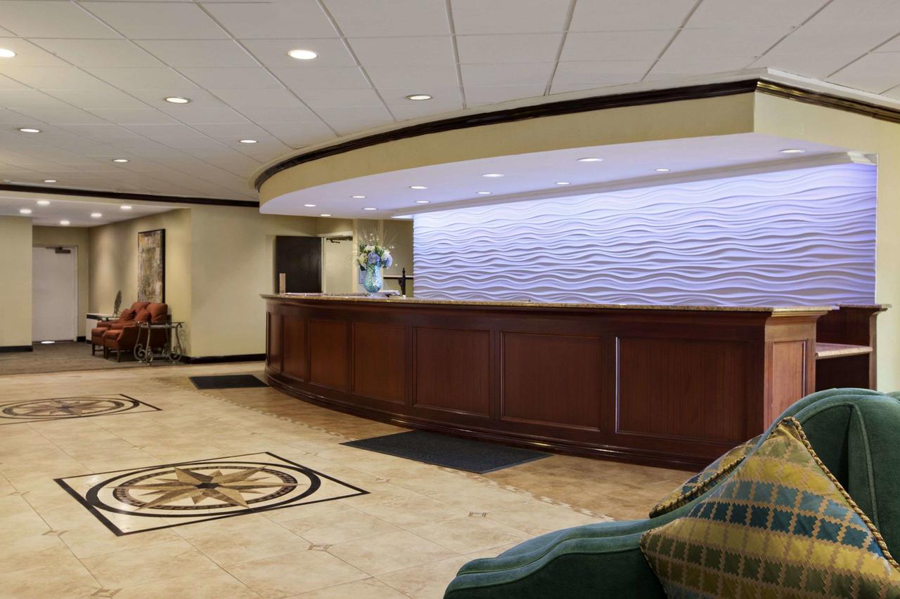 Ramada Plaza by Wyndham Holtsville Long Island, Holtsville