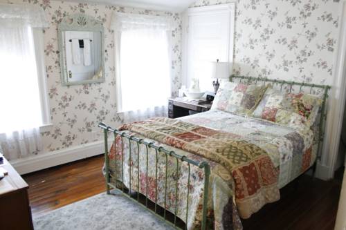 The Coolidge Corner Guest House: A Brookline Bed and Breakfast, Brookline