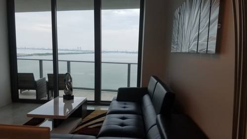 Waterfront Deluxe Apartment with Parking, Miami