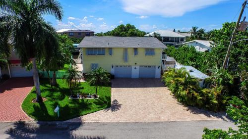 390 Bayland Rd - Canal/Bay Front Home, Fort Myers Beach