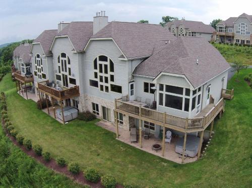 Amazing Overlook Three-Bedroom Townhome, McHenry