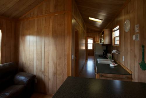 Arrowhead Camping Resort Deluxe Cabin 14, Douglas Center