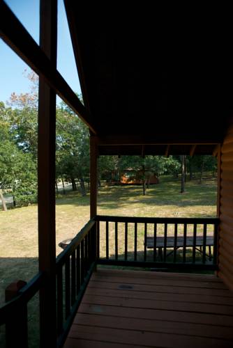 Arrowhead Camping Resort Loft Cabin 20, Douglas Center