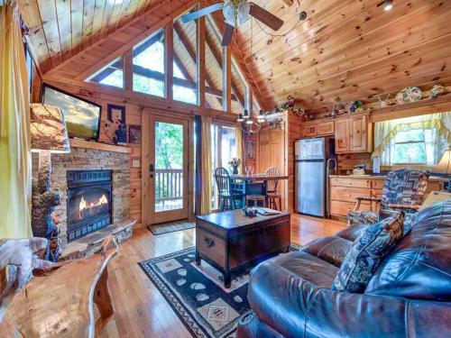 Artistic Mountain - Two Bedroom Home, Gatlinburg