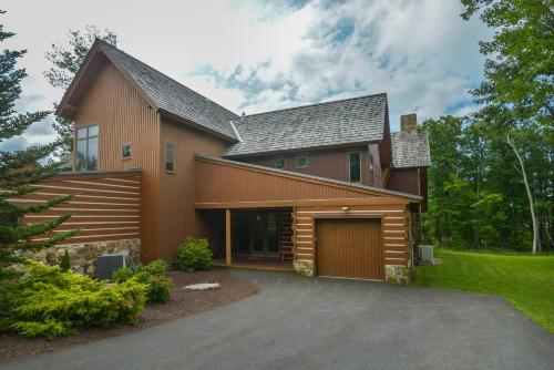 Baraboo Lodge Four-Bedroom Holiday Home, McHenry