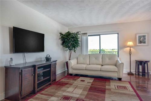 Bay Shores Yacht & Tennis - Two Bedroom Condo - 208, Clearwater Beach