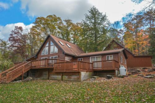 Cabin at Slope's Edge Two-Bedroom Holiday Home, McHenry