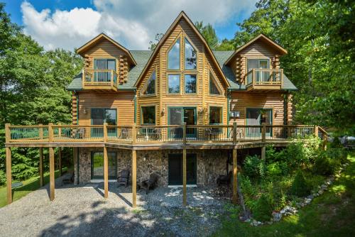 Cozy Bear Chalet Four-Bedroom Holiday Home, McHenry