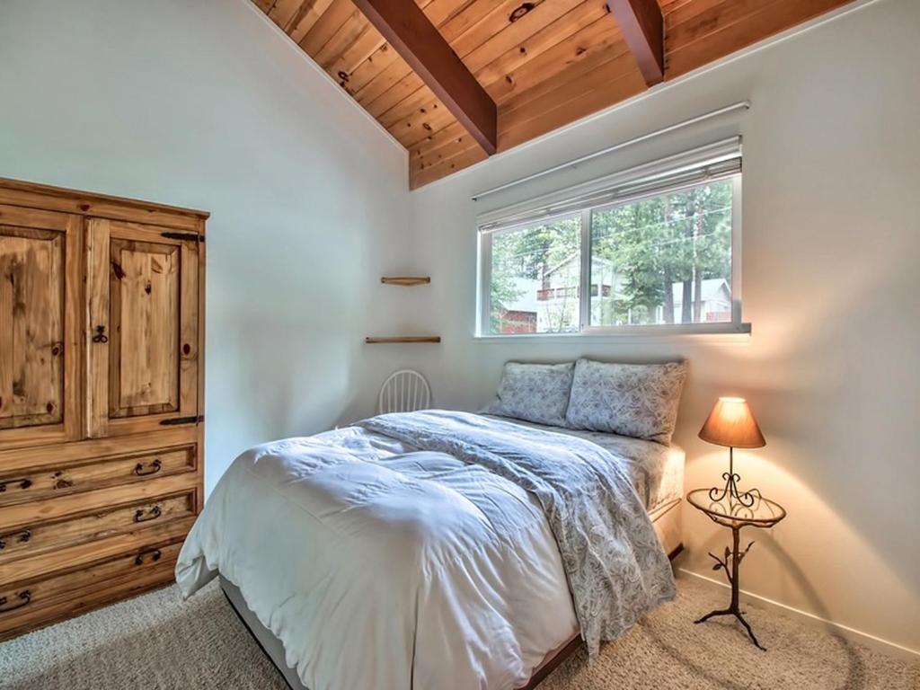 Cozy Tahoe Cabin Heavenly & Lakefront, South Lake Tahoe