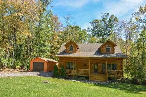 Donovan's Dacha Three-Bedroom Cabin, McHenry