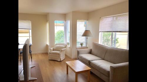 Fully Furnished 2 bedroom apartment, Bellevue