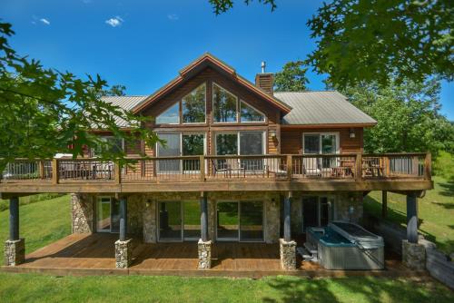 Glass Mountain Lodge Five-Bedroom Holiday Home, McHenry