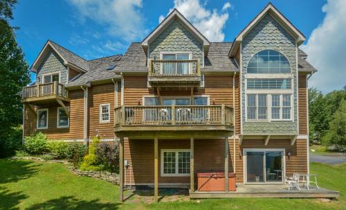 Green Gables Four-Bedroom Holiday Home, McHenry