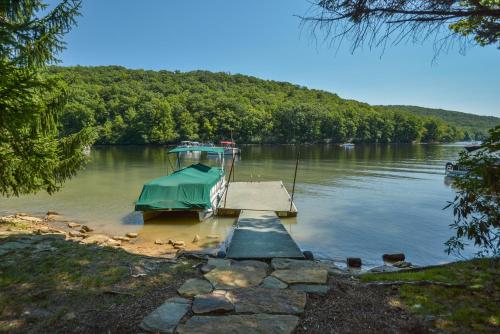 Hiatus Four-Bedroom Holiday Home, McHenry