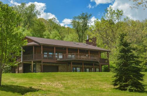 Hillside Retreat Four-Bedroom Holiday Home, McHenry