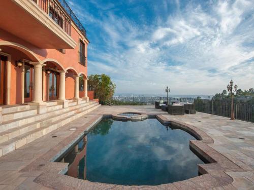Hollywood Hills View Estate With A Guesthouse. Sleeps 1 To 14., Los Angeles