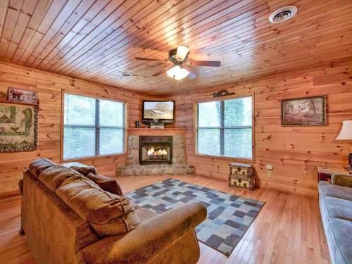 Homespun Hospitality - Four Bedroom Home, Gatlinburg