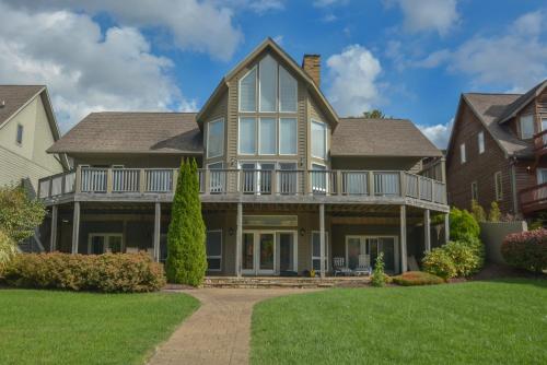 Lake Escape Five-Bedroom Holiday Home, McHenry