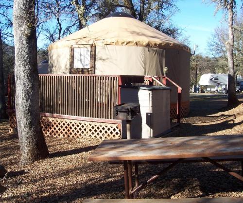 Lake of the Springs Camping Resort Yurt 2, Oregon House