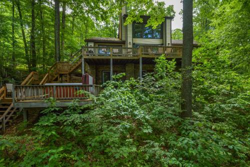 Lake Shore Retreat Five-Bedroom Holiday Home, McComas Beach