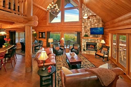 Mountaintop Paradise Four-Bedroom Cabin, Dupont Springs