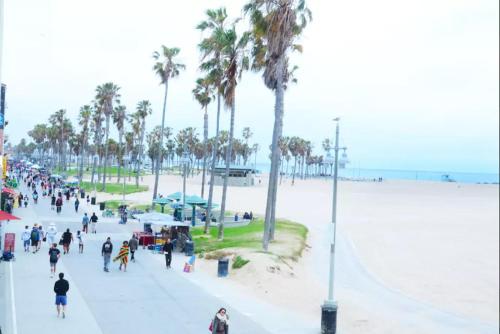 Ocean-Front View Studio On Venice Beach Boardwalk, Los Angeles