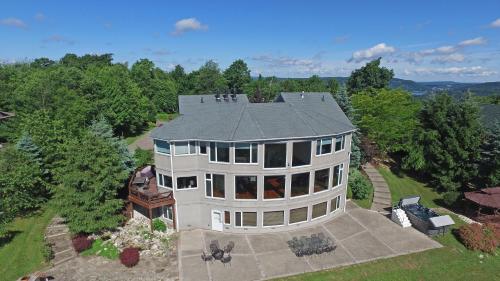 On Top of the World Five-Bedroom Holiday Home, Thayerville