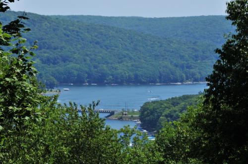 Overlook Point Three-Bedroom Holiday Home, McComas Beach