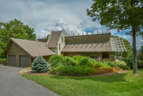 Serenity on the Mountain Four-Bedroom Holiday Home, McHenry