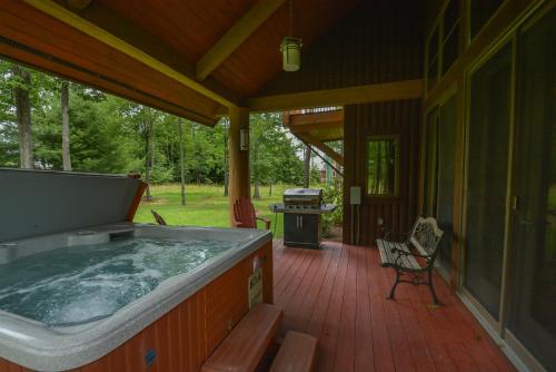 Ski Chalet Four-Bedroom Holiday Home, McHenry