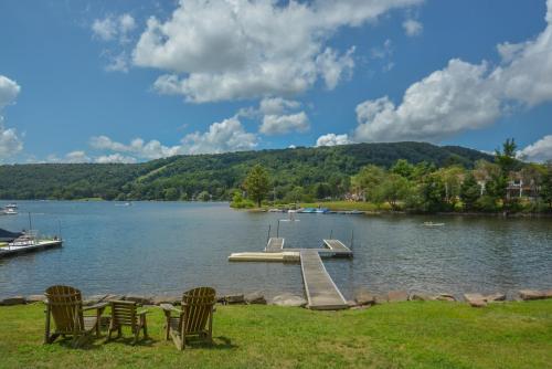 Sunny Boy Four-Bedroom Holiday Home, McHenry