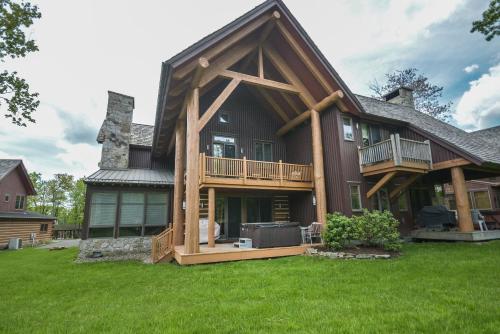 Touch the Sky Four-Bedroom Townhome, McHenry