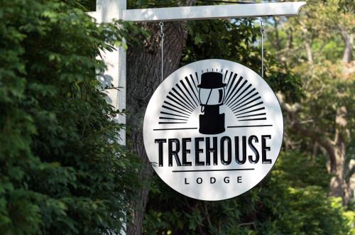 Treehouse Lodge, Woods Hole