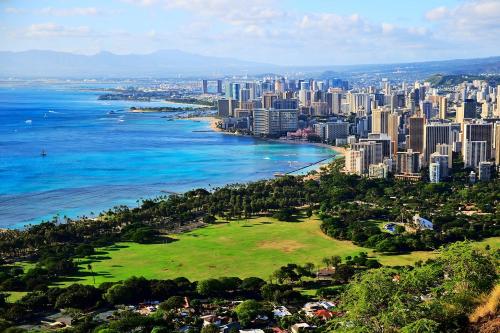 Waikiki Banyan Remodeled Mountain-View Condo 2103, Honolulu