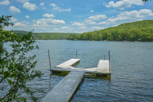 Waterside Bliss Three-Bedroom Cottage, McComas Beach