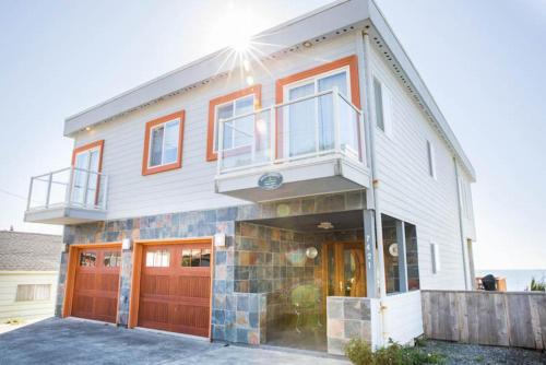 Wave Crest Home, Lincoln City