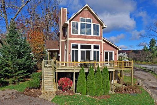 Weather or Not Four-Bedroom Holiday Home, McHenry